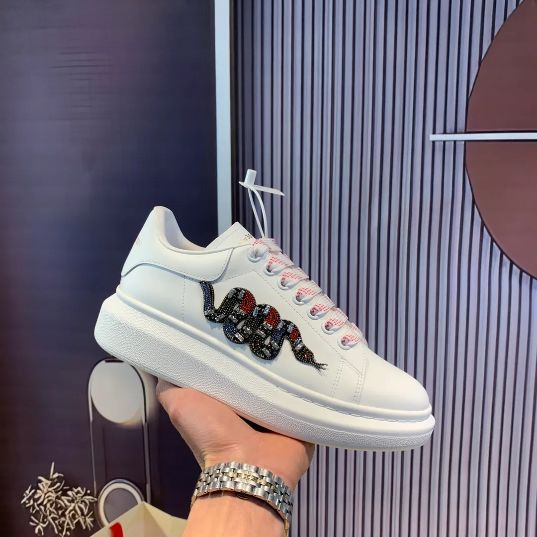 👟👟Ex-factory price 560👟👟Snake pattern professional McQueen factory. Top version. Couple model Alexander McQUEEN high version has been upgraded to the highest quality again✅.McQueen dad shoes 💪McQueen spring, summer, autumn and winter top version purchasing agent level✅ Recruiting national online and offline agents to join🤝 🏆Fabric: Original materials imported from Italy. Texture, water-resistant and non-discoloring 🏆Inner lining: ️A-grade Italian imported lining resistant to dirt, sweat-absorbent, breathable and comfortable 🏆Foot pads: top-grade imported Italian super-soft cowhide leather 🏆Outsole: PU+counter 1:1 🏆Shoe box: original white box. Plus white flip cover for double-layer protection. Cloth bag. Handbag. Certificate of 1:1 mold opening, 4-piece set. Delivered with a pair of shoelaces. 🖕🏿🖕🏿🖕🏿You can choose any pair of shoelaces in any color of our factory 🏆Code number: women’s 34-41. men’s 38-46 🏆Special remarks (women’s size 34.40.41, men’s size 38.45.46 is customized, no returns or exchanges) Win-win cooperation🤝